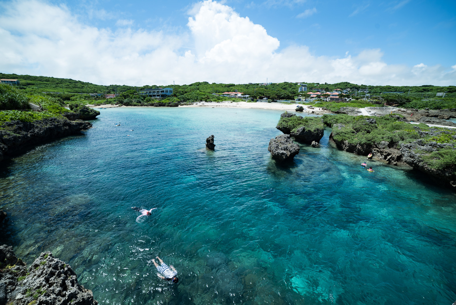 Snorkeling-in-the-sea-of-Okinawa