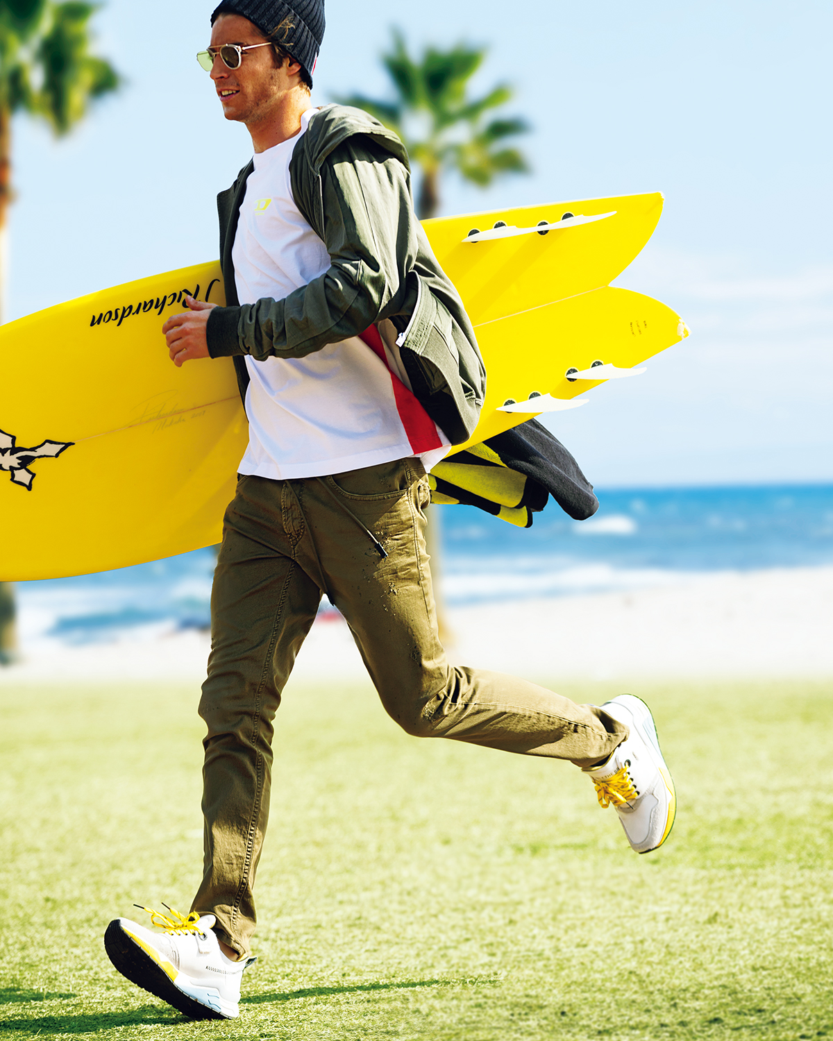 Surfer-wearing-jog-jeans